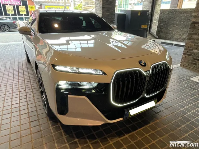 BMW 7 Series (G70) 740i xDrive M — миниатюра 1