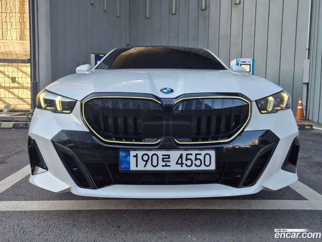 BMW 5 Series (G60) 520i M — миниатюра 1