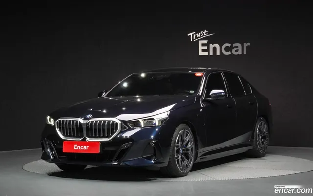 BMW 5 Series (G60) 530e M — миниатюра 1