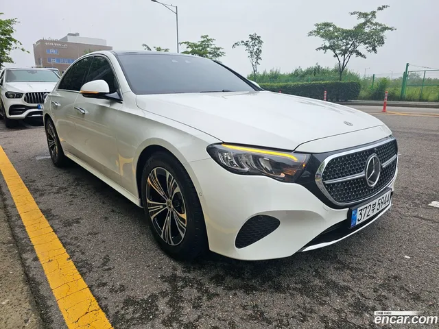 Mercedes-Benz E-Class (W214) E200 — миниатюра 1