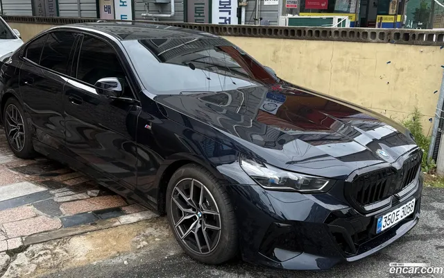 BMW 5 Series (G60) 520i M — миниатюра 1