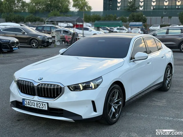BMW 5 Series (G60) 520i — миниатюра 1