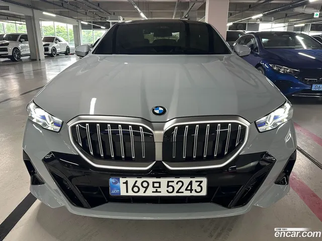 BMW 5 Series (G60) 520i M — миниатюра 1