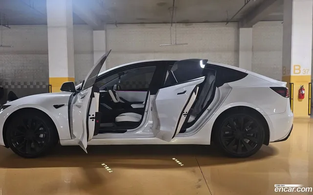 Tesla Model 3 RWD — миниатюра 1