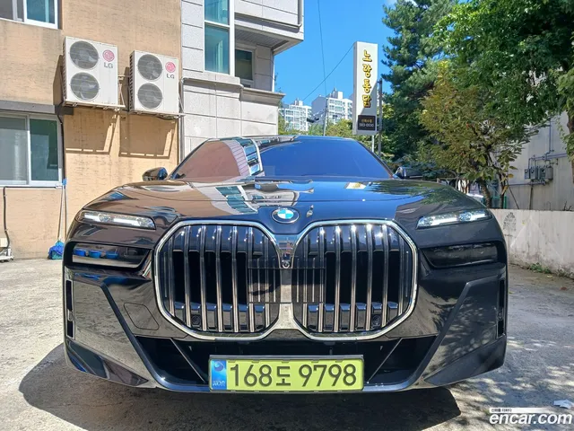 BMW 7 Series (G70) 740d xDrive M — миниатюра 1