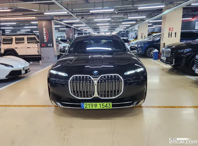 BMW 7 Series (G70) 750e xDrive — миниатюра 1
