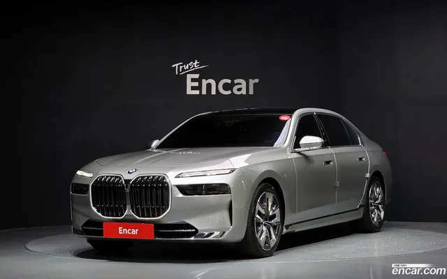 BMW 7 Series (G70) 740i xDrive — миниатюра 1