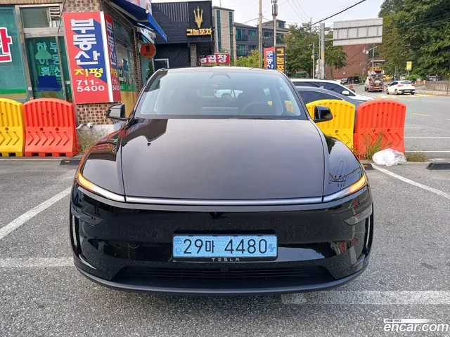 Tesla Model Y RWD — миниатюра 1