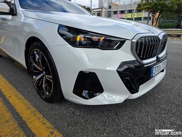 BMW 5 Series (G60) 530i xDrive M — миниатюра 1