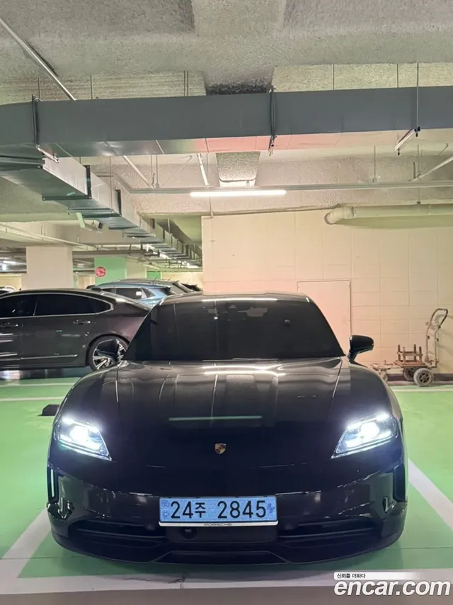 Porsche Taycan — миниатюра 1