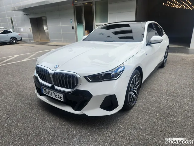 BMW 5 Series (G60) 523d M — миниатюра 1