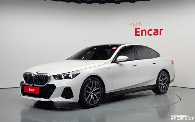 BMW 5 Series (G60) 520i M — миниатюра 1