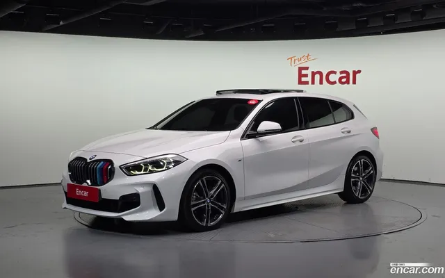 BMW 1 Series (F40) 120i M — миниатюра 1