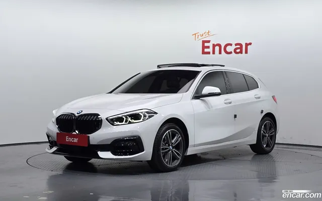 BMW 1 Series (F40) 120i — миниатюра 1