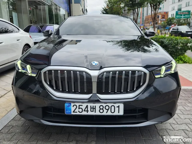 BMW 5 Series (G60) 520i — миниатюра 1