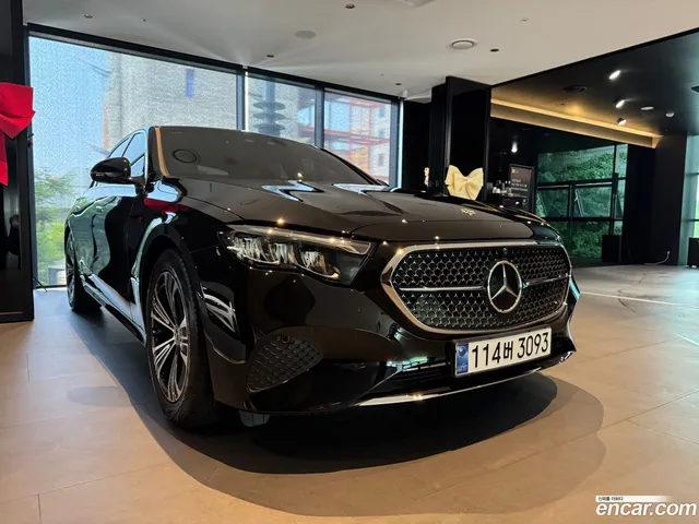 Mercedes-Benz E-Class (W214) E200 — миниатюра 1