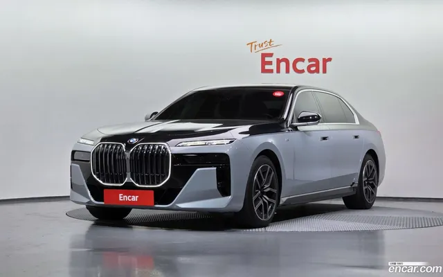 BMW 7 Series (G70) 740i xDrive M — миниатюра 1