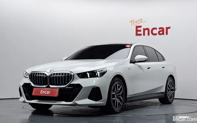 BMW 5 Series (G60) 520i M — миниатюра 1