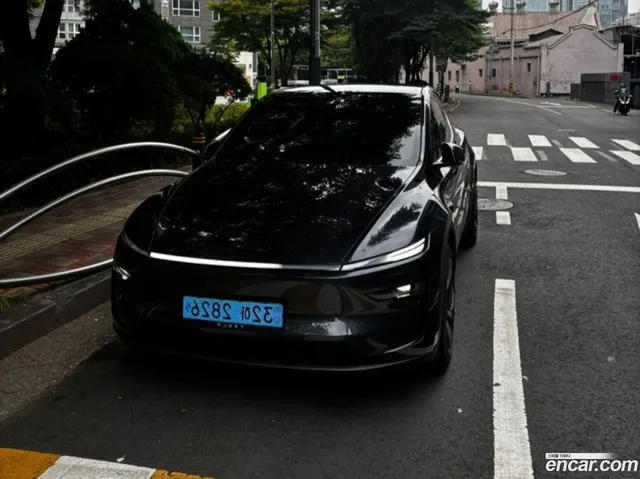 Tesla Model Y RWD — миниатюра 1