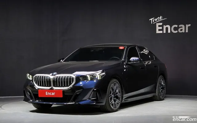 BMW 5 Series (G60) 530e M — миниатюра 1