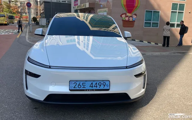 Tesla Model Y RWD — миниатюра 1