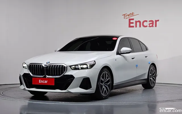 BMW 5 Series (G60) 520i M — миниатюра 1