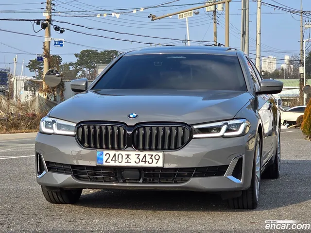 BMW 5 Series (G30) 530i — миниатюра 1