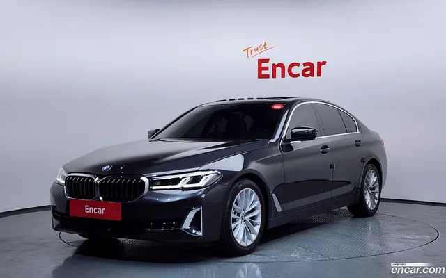 BMW 5 Series (G30) 520i — миниатюра 1
