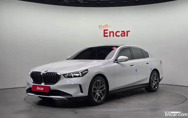 BMW 5 Series (G60) 520i — миниатюра 1