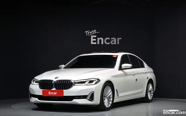 BMW 5 Series (G30) 520i — миниатюра 1