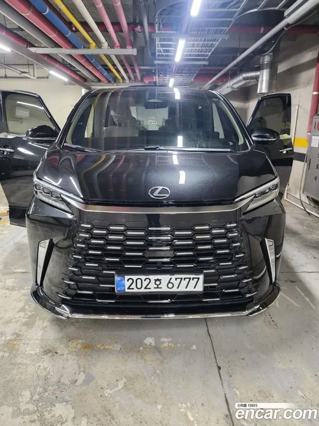 Lexus LM 2 500h — миниатюра 1