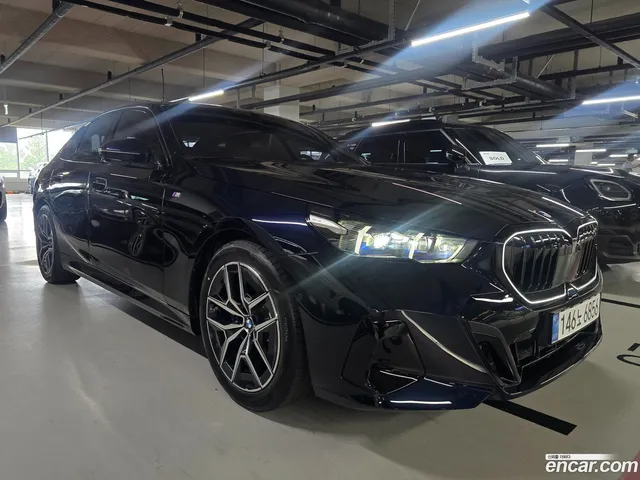 BMW 5 Series (G60) 520i M — миниатюра 1