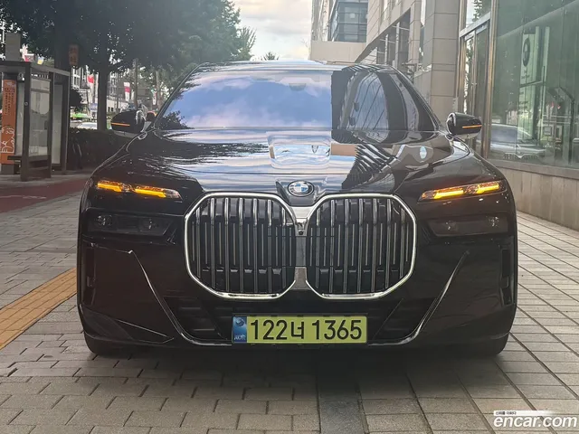 BMW 7 Series (G70) 740i xDrive M — миниатюра 1