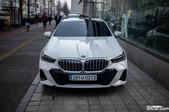 BMW 5 Series (G60) 530i xDrive M — миниатюра 1