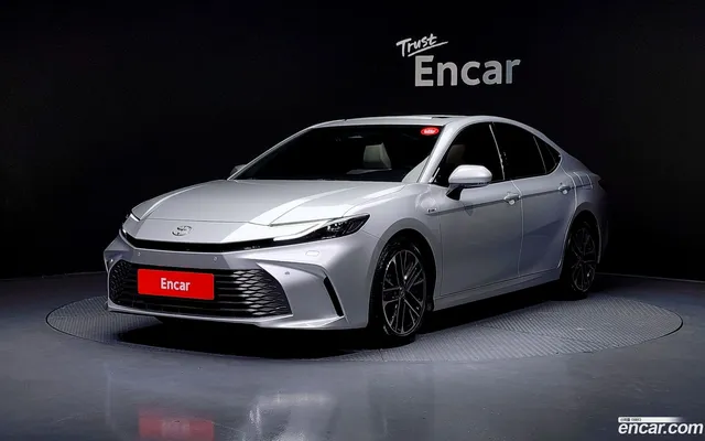 Toyota (XV80) 2.5 XLE — миниатюра 1