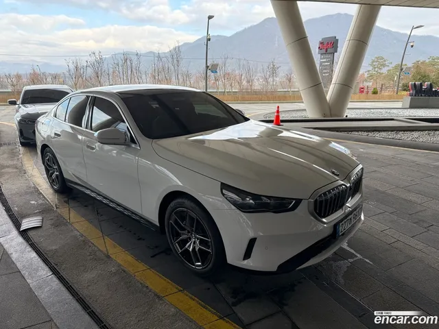 BMW 5 Series (G60) 520i — миниатюра 1