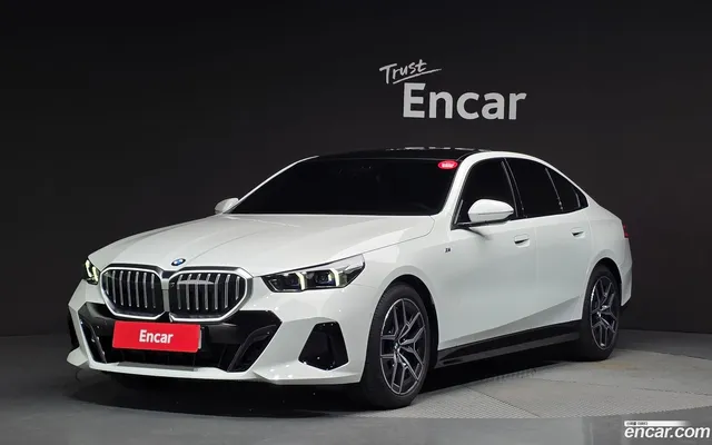 BMW 5 Series (G60) 520i M — миниатюра 1