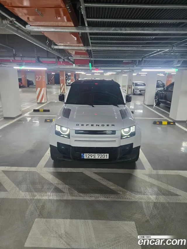 Land Rover (L663) 110 D300 HSE — миниатюра 1