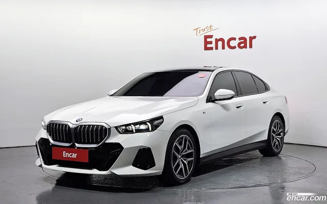 BMW 5 Series (G60) 520i M — миниатюра 1