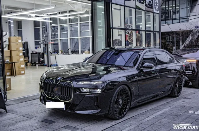 BMW 7 Series (G70) 750e xDrive M — миниатюра 1