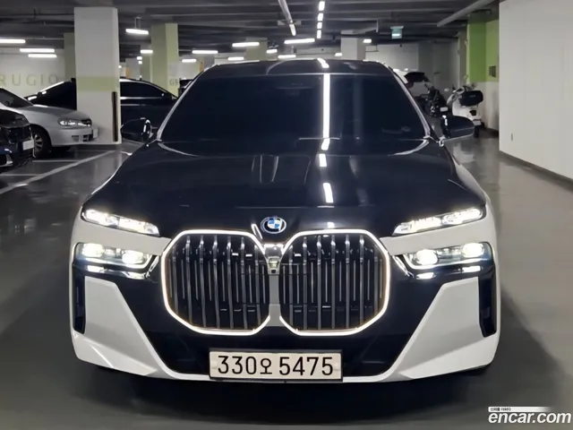 BMW 7 Series (G70) 750e xDrive M — миниатюра 1