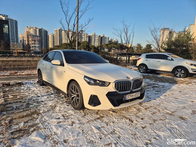 BMW 5 Series (G60) 520i M — миниатюра 1