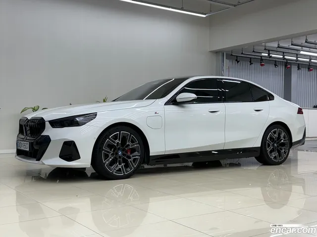 BMW 5 Series (G60) 530e M — миниатюра 1