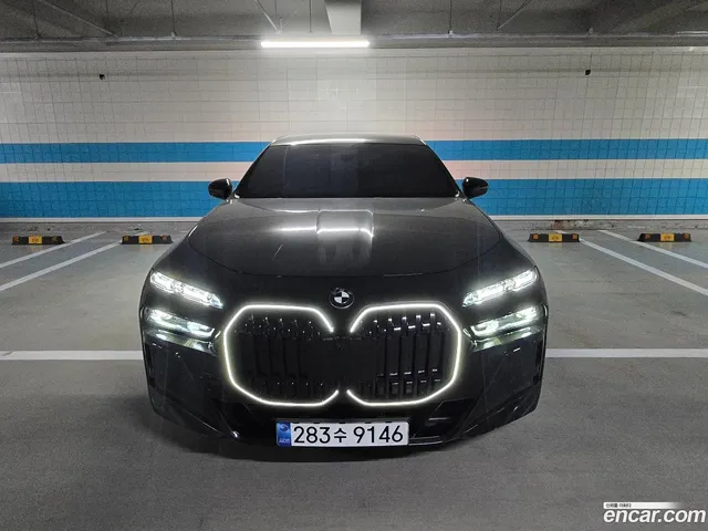 BMW 7 Series (G70) 740i xDrive M — миниатюра 1
