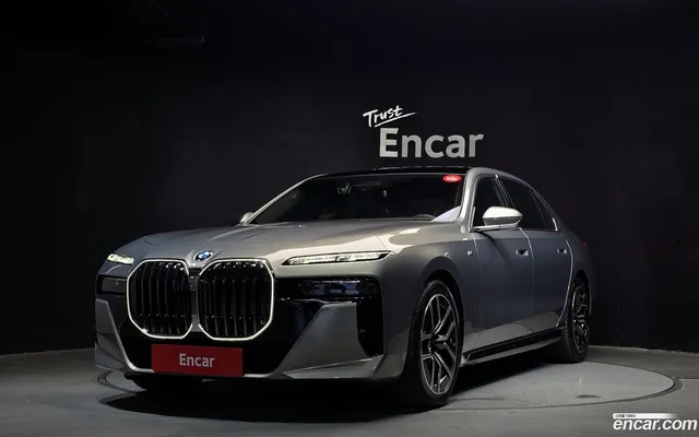 BMW 7 Series (G70) 740i xDrive M — миниатюра 1