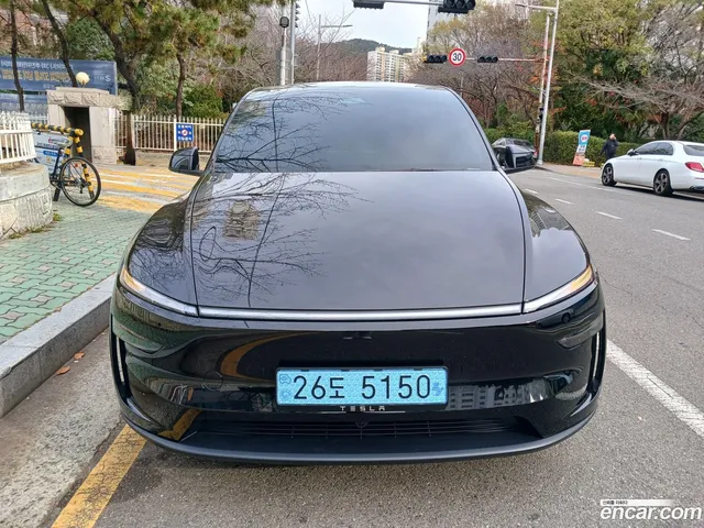 Tesla Model Y RWD — миниатюра 1