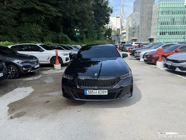 BMW 5 Series (G60) 520i M — миниатюра 1