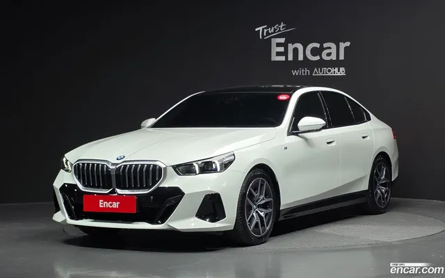 BMW 5 Series (G60) 520i M — миниатюра 1