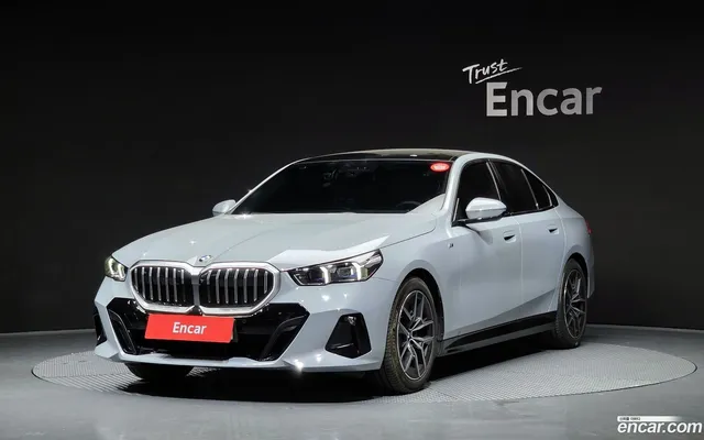 BMW 5 Series (G60) 520i M — миниатюра 1