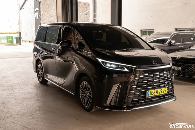 Lexus LM 2 500h — миниатюра 1